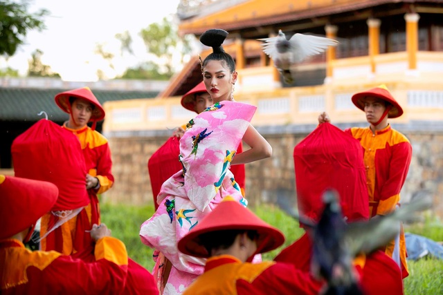Show diễn thời trang Vàng son trong Đại nội Huế khá rực rỡ, nhưng... - Ảnh 1.