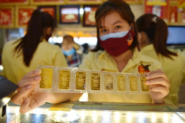 Vàng trong nước cao hơn thế giới 5,3 triệu mỗi lượng - Ảnh 1.