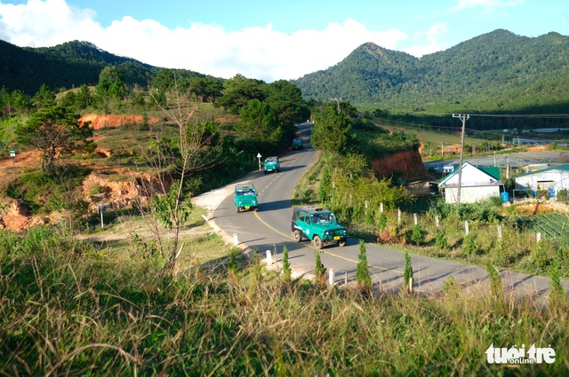 Bất chấp đình chỉ, đoàn xe Uoát đời cổ vẫn chở khách lên đỉnh Lang Biang - Ảnh 2. Bất chấp đình chỉ, đoàn xe Uoát đời cổ vẫn chở khách lên đỉnh Lang Biang - Ảnh 2.