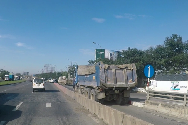 Bị tuýt còi, tài xế xe ben lạng lách đánh võng, húc xe CSGT để bỏ chạy - Ảnh 2.