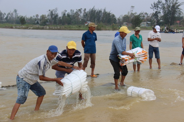 Dân làng chung tay sửa lại đập vỡ, thông đường vào khu vực bị cô lập - Ảnh 6.