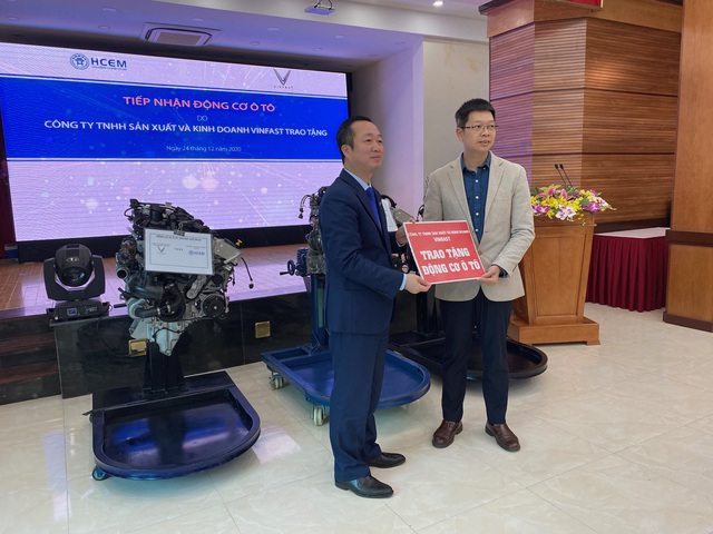 Trường cao đẳng Cơ điện Hà Nội tiếp nhận 3 động cơ ôtô của Vinfast - Ảnh 1.