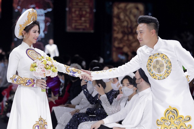 Hoa hậu Khánh Vân làm vedette, NSND Hồng Vân làm người mẫu catwalk cho nhà thiết kế Minh Châu - Ảnh 7.