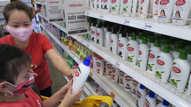 Cho trẻ dùng dung dịch sát khuẩn nhanh, có tốt bằng xà bông? - Ảnh 1.