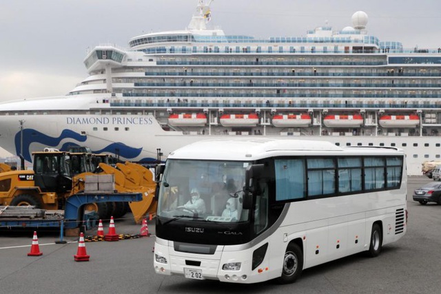 Mỹ sẽ sơ tán 380 công dân khỏi ổ dịch corona trên du thuyền Diamond Princess - Ảnh 1.
