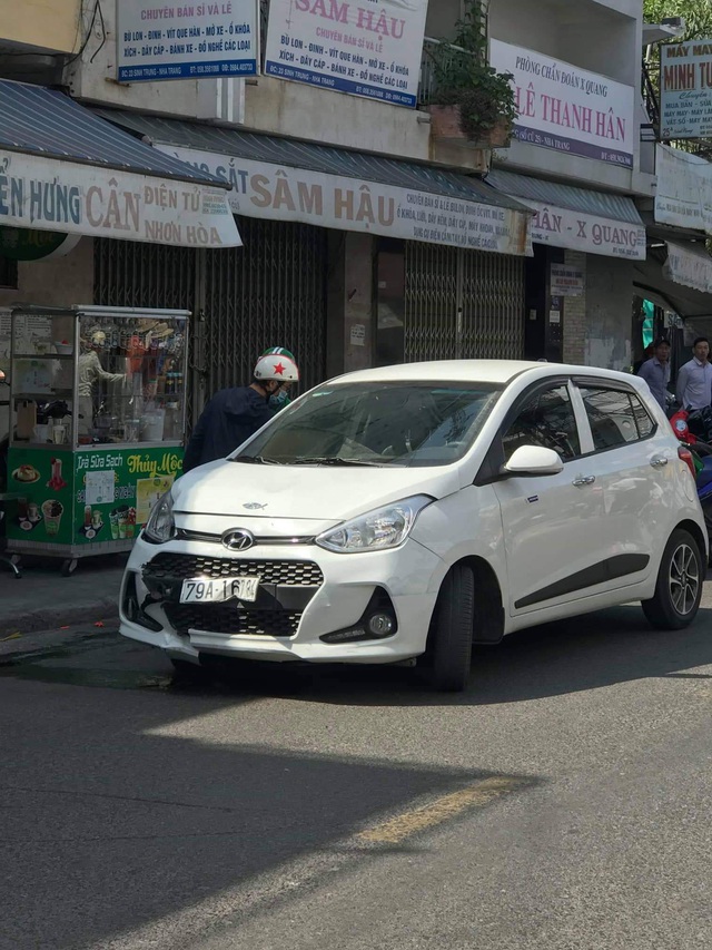 Xe hơi tông 2 xe máy, 1 người chết, 3 người bị thương - Ảnh 2.