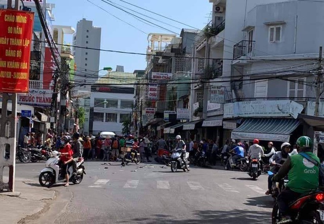 Xe hơi tông 2 xe máy, 1 người chết, 3 người bị thương - Ảnh 1.