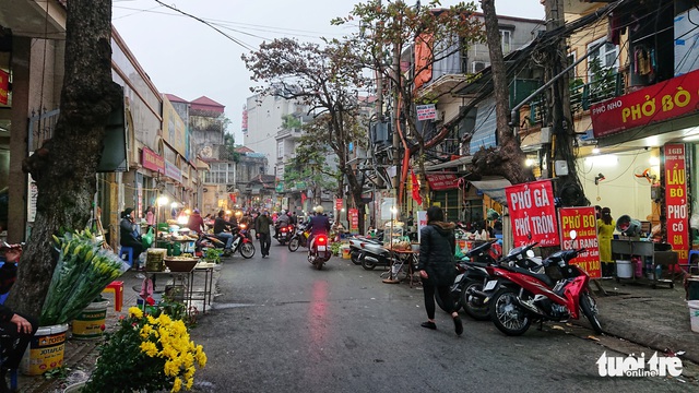 Rau siêu thị cháy hàng’, chợ dân sinh ế ẩm - Ảnh 6.