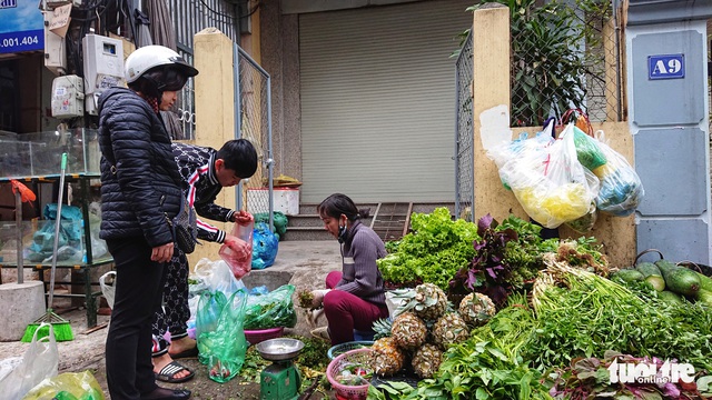 Rau siêu thị cháy hàng’, chợ dân sinh ế ẩm - Ảnh 7.