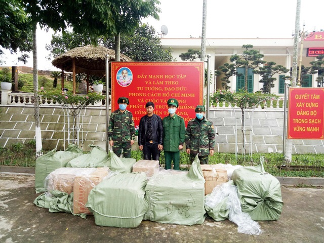 Móng Cái liên tiếp bắt các vụ vận chuyển chui khẩu trang sang Trung Quốc - Ảnh 1.