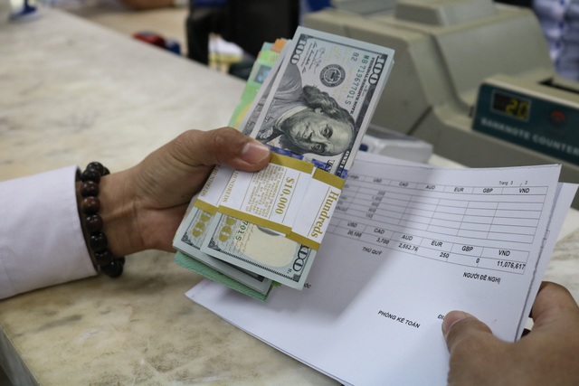 Giá USD tự do hạ nhiệt, USD ngân hàng lại nhích lên - Ảnh 1.
