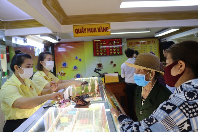 Cuối tuần, vàng thế giới chỉ 42,52 triệu/lượng, vàng trong nước 46,55 triệu - Ảnh 1.