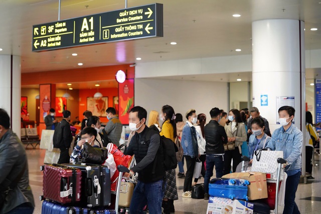 Những khuyến cáo an toàn khi bay trong mùa dịch - Ảnh 1.
