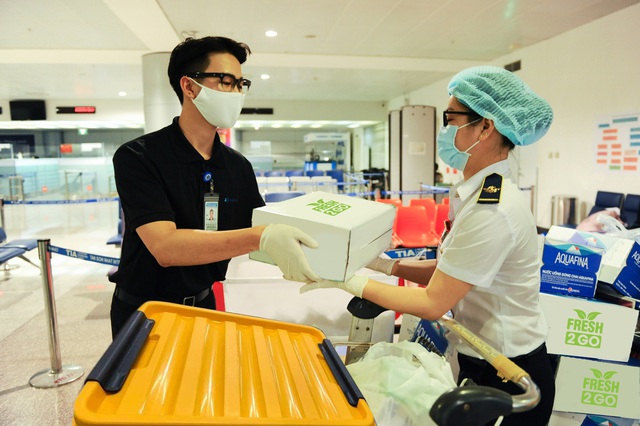 Phục vụ suất ăn, nước uống những người tuyến đầu chống dịch COVID-19 - Ảnh 1.