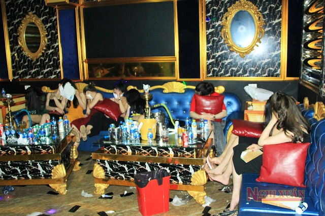 76 thanh niên dương tính với ma túy bị cách ly luôn tại quán karaoke - Ảnh 1.
