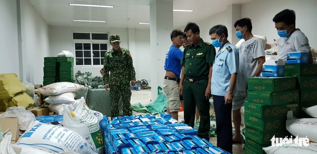 Chặn đứng hàng chục ngàn khẩu trang y tế chảy máu sang Campuchia - Ảnh 2.