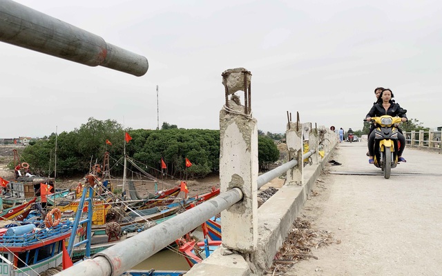 Ngư dân giằng néo tàu thuyền làm hỏng cầu - Ảnh 1.