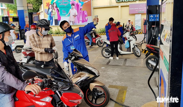 Giá dầu thế giới giảm kỷ lục 4 năm, trong nước chờ chu kỳ điều chỉnh giá - Ảnh 1.