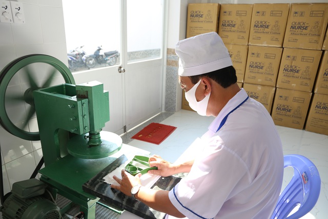Tranh thủ giờ nghỉ, nhân viên bệnh viện may 1.000 khẩu trang tặng người dân Mỹ - Ảnh 3. Tranh thủ giờ nghỉ, nhân viên bệnh viện may 1.000 khẩu trang tặng người dân Mỹ - Ảnh 3.