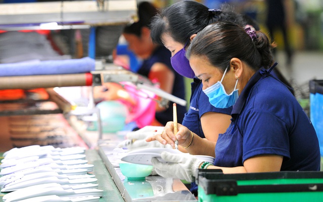 Gấp rút phòng dịch ở nhà máy - Ảnh 1.