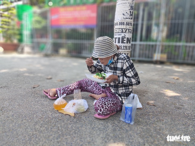 Biến nhà hàng thành quán cơm dã chiến phục vụ người nghèo - Ảnh 4.