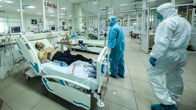 Đội ngũ y tế căng mình vì sự sống - Ảnh 2.