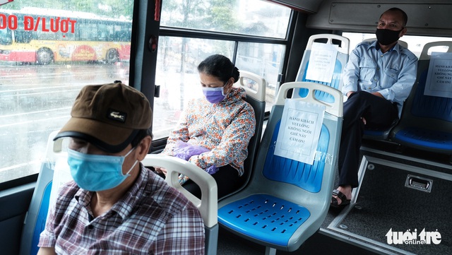 Từ ngày 7-5, đi tàu xe, máy bay không còn phải giãn cách - Ảnh 1.
