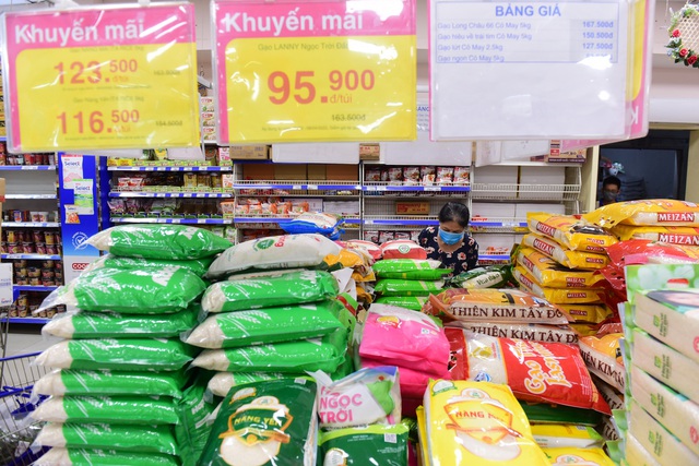 Bão giảm giá dịp lễ với 3.400 sản phẩm - Ảnh 2.