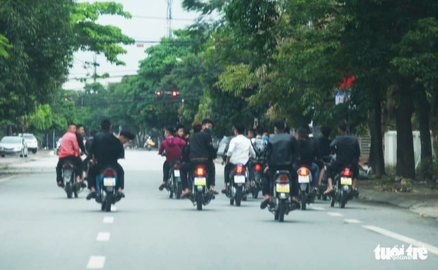 Cả chục xe máy 5 không dàn hàng, chạy nghênh ngang trong mùa dịch - Ảnh 2.