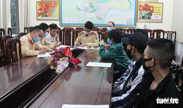 Cả chục xe máy 5 không dàn hàng, chạy nghênh ngang trong mùa dịch - Ảnh 1.