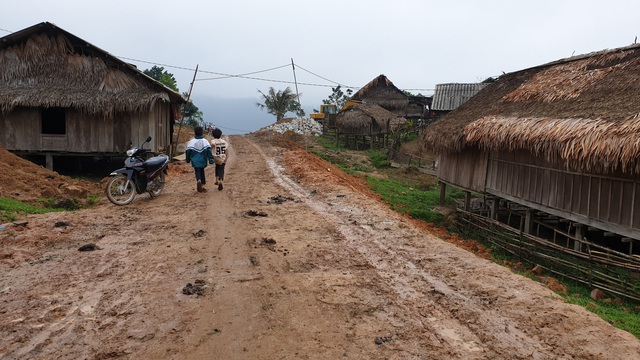 Sợ dịch, 20 người Mày vào rừng sâu trốn - Ảnh 1.