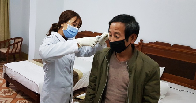 Đi từng ngõ, gõ từng nhà để tìm corona - Ảnh 1.