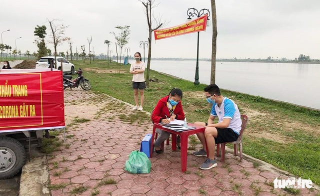 Vinh lập các chốt ngăn người ra nơi công cộng tập thể dục - Ảnh 3.