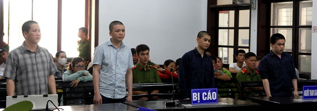 Công an kiểm tra, người đàn ông có 4 khẩu súng đã nổ 2 phát - Ảnh 1.