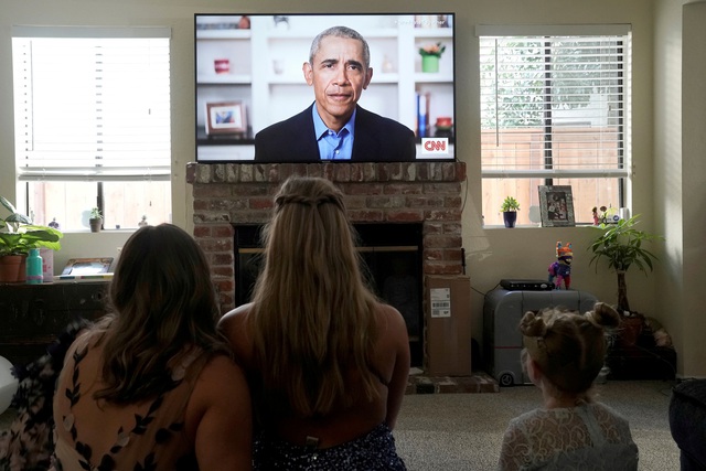 Cựu tổng thống Mỹ Obama liên tiếp chỉ trích ông Trump - Ảnh 1.