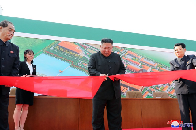 Hình ảnh ông Kim Jong Un xuất hiện trở lại sau những đồn đoán sức khỏe - Ảnh 1.