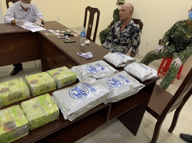 Khởi tố vụ án mang 3 khẩu súng và 21kg ma túy qua biên giới Long An - Ảnh 1.
