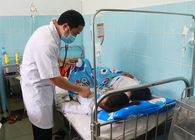 135 học sinh tiểu học ngộ độc sau khi ăn bánh mì - Ảnh 2. 135 học sinh tiểu học ngộ độc sau khi ăn bánh mì - Ảnh 2.