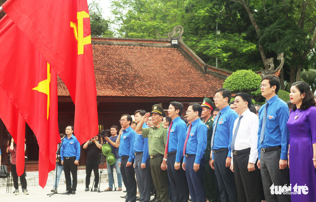 Trao huy hiệu thanh niên tiên tiến làm theo lời Bác cho 401 bạn trẻ - Ảnh 1.