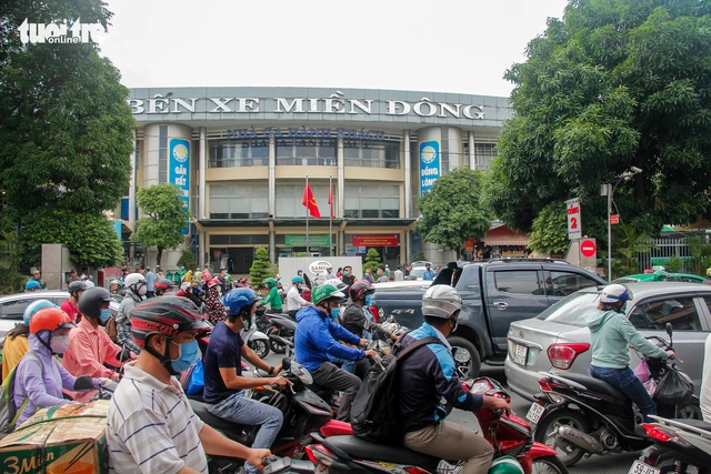 Xe cộ chen cứng quanh bến xe Miền Đông ngày đầu tuần - Ảnh 3.