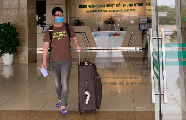 Bệnh nhân COVID-19 lớn tuổi nhất được xuất viện cùng 10 người khác - Ảnh 2.