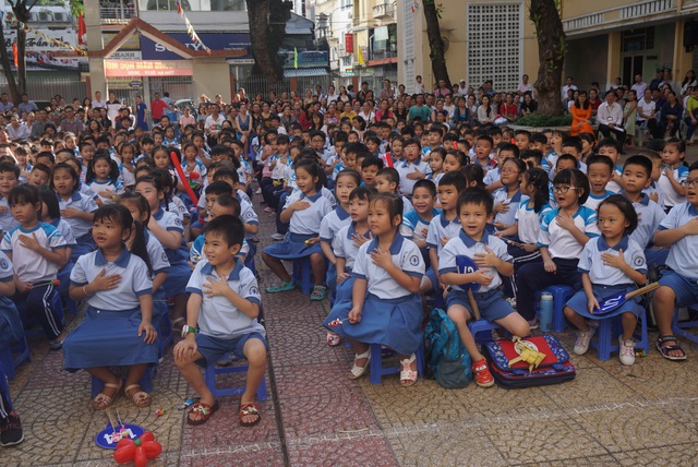 Trường tiểu học TP.HCM sẽ đón và giao nhận học sinh tại cổng trường - Ảnh 1.