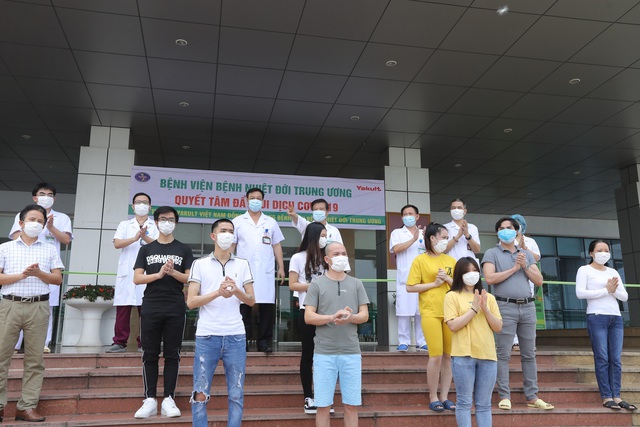 Bệnh nhân COVID-19 lớn tuổi nhất được xuất viện cùng 10 người khác - Ảnh 1.