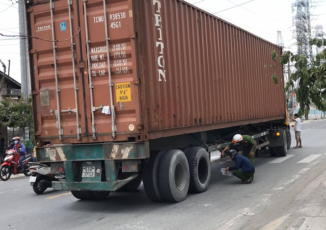 Container cán chết người, tài xế không xuất trình được bằng lái - Ảnh 1.