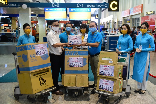 Tuổi Trẻ trao hàng ngàn vật phẩm, thiết bị y tế cho tuyến đầu chống dịch ở sân bay - Ảnh 1.