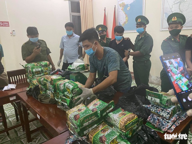 Rượt đuổi 3 cây số trong đêm bắt nhóm người mang 40kg nghi hàng đá - Ảnh 1.