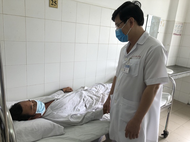 Người đàn ông bị máy sục khí oxy ao tôm cuốn suýt chết - Ảnh 2.