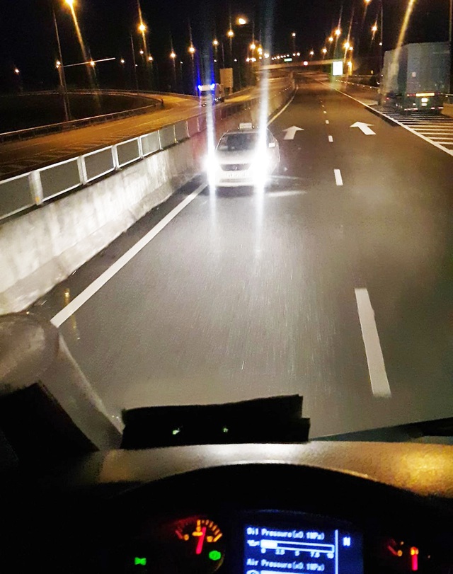 Tài xế taxi chạy ngược chiều trên cao tốc bị phạt 17 triệu đồng - Ảnh 2.