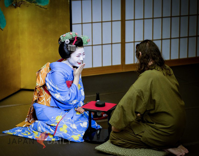 geisha-tro-chuyen-1592441411531605115990.jpg