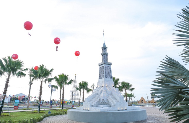 Người Hậu Giang háo hức mừng ngày công viên kỳ quan cổ đại đầu tiên khánh thành - Ảnh 2.